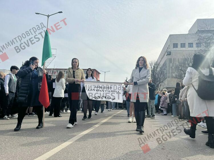 Димитровград отбеляза 148 години от Освобождението на България, разпъна най-голямото послание от 148 метра