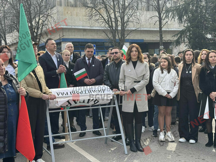 Димитровград отбеляза 148 години от Освобождението на България, разпъна най-голямото послание от 148 метра