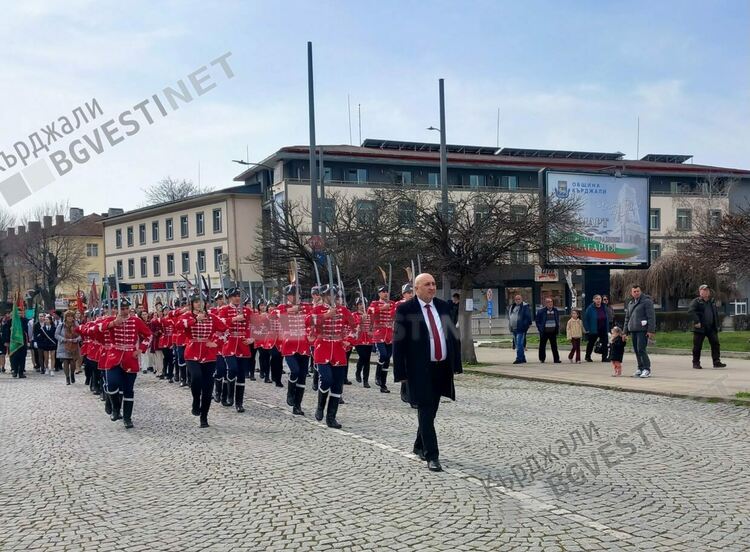 С празнично шествие, тържествен ритуал и празничен концерт Кърджали отбеляза националния празник 3 март