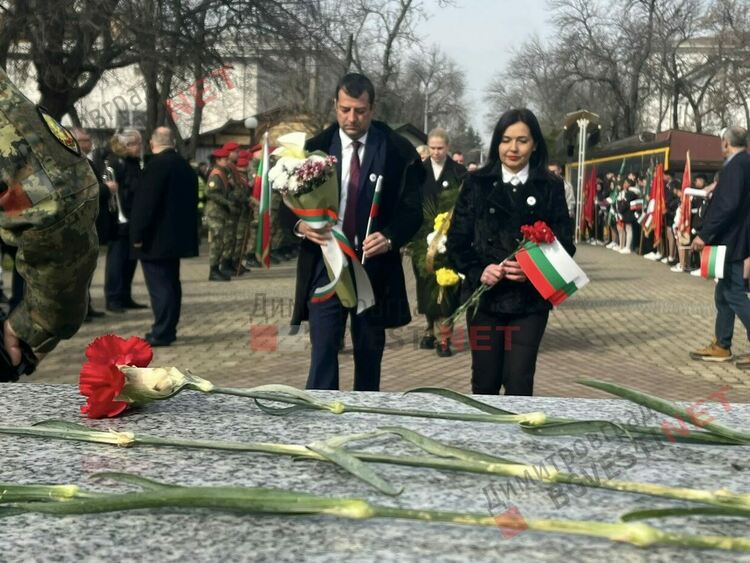 Димитровград отбеляза 148 години от Освобождението на България, разпъна най-голямото послание от 148 метра