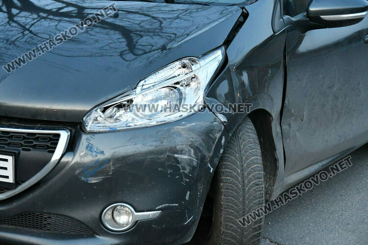 Млада водачка не спря на &bdquo;Стоп&ldquo; и предизвика лека катастрофа с три коли