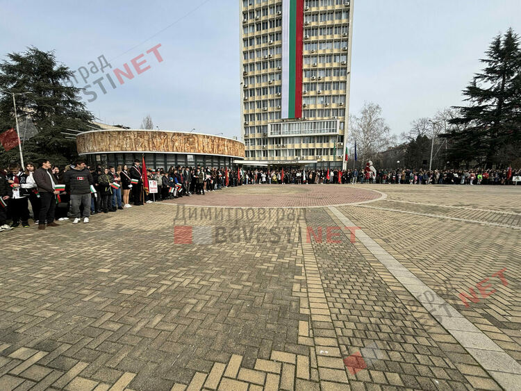 Димитровград отбеляза 148 години от Освобождението на България, разпъна най-голямото послание от 148 метра