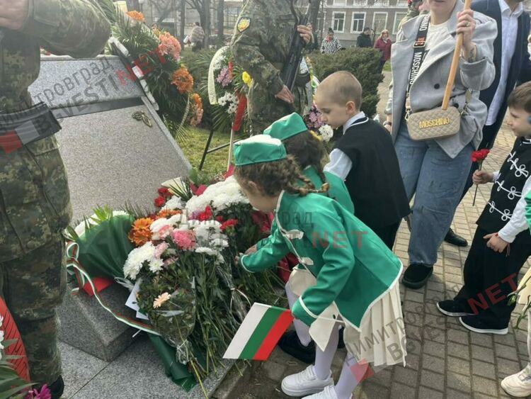 Димитровград отбеляза 148 години от Освобождението на България, разпъна най-голямото послание от 148 метра