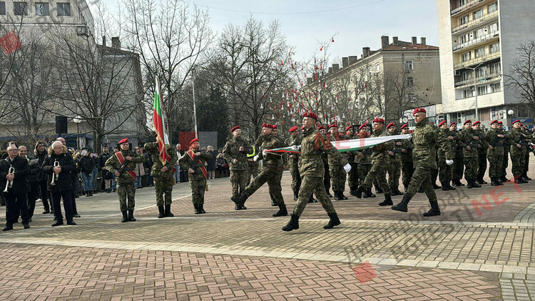 Димитровград отбеляза 148 години от Освобождението на България, разпъна най-голямото послание от 148 метра