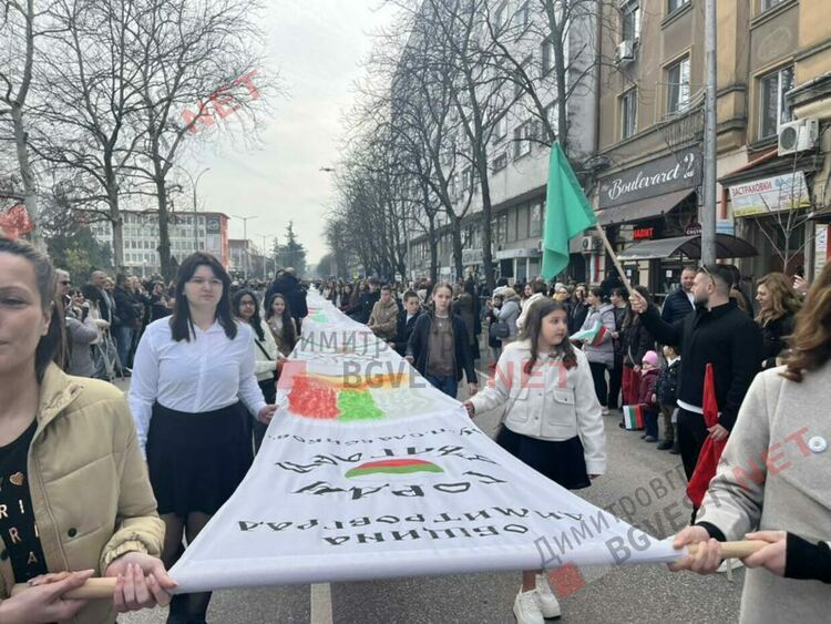 Димитровград отбеляза 148 години от Освобождението на България, разпъна най-голямото послание от 148 метра