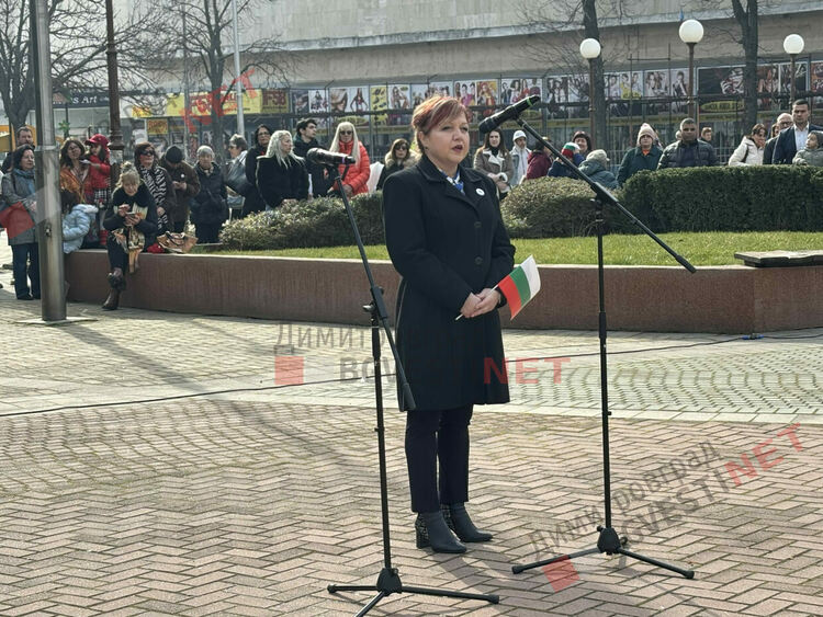 Димитровград отбеляза 148 години от Освобождението на България, разпъна най-голямото послание от 148 метра