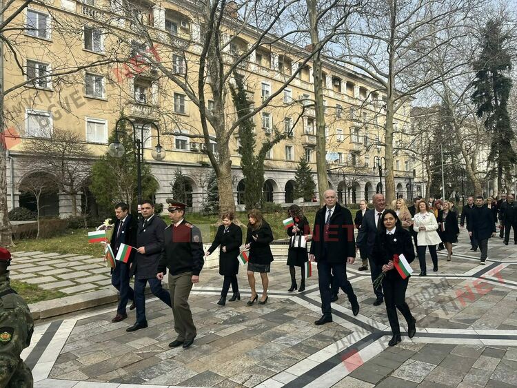 Димитровград отбеляза 148 години от Освобождението на България, разпъна най-голямото послание от 148 метра