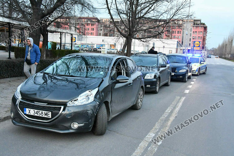 Млада водачка не спря на &bdquo;Стоп&ldquo; и предизвика лека катастрофа с три коли