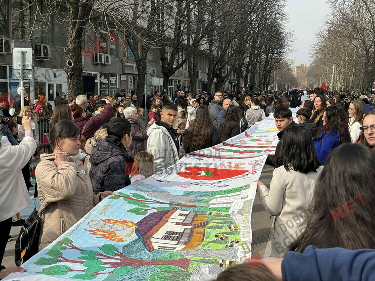 Димитровград отбеляза 148 години от Освобождението на България, разпъна най-голямото послание от 148 метра