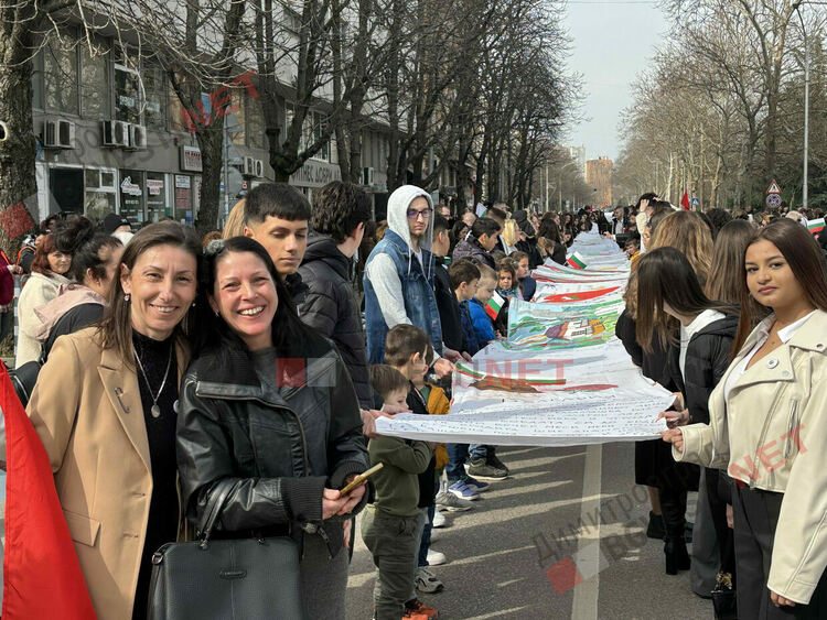 Димитровград отбеляза 148 години от Освобождението на България, разпъна най-голямото послание от 148 метра