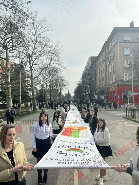 Димитровград отбеляза 148 години от Освобождението на България, разпъна най-голямото послание от 148 метра