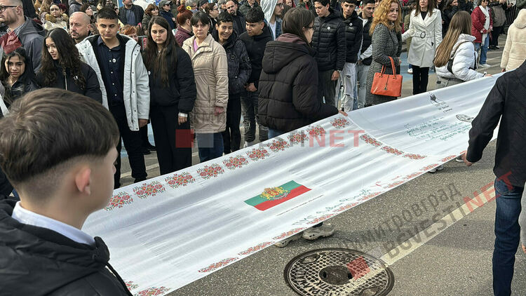 Димитровград отбеляза 148 години от Освобождението на България, разпъна най-голямото послание от 148 метра