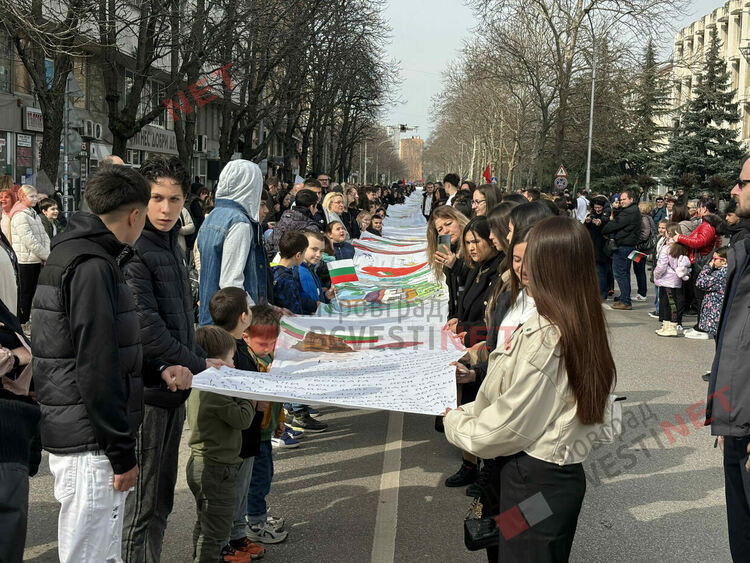 Димитровград отбеляза 148 години от Освобождението на България, разпъна най-голямото послание от 148 метра