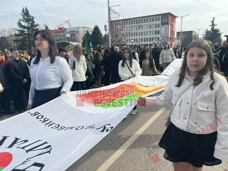 Димитровград отбеляза 148 години от Освобождението на България, разпъна най-голямото послание от 148 метра