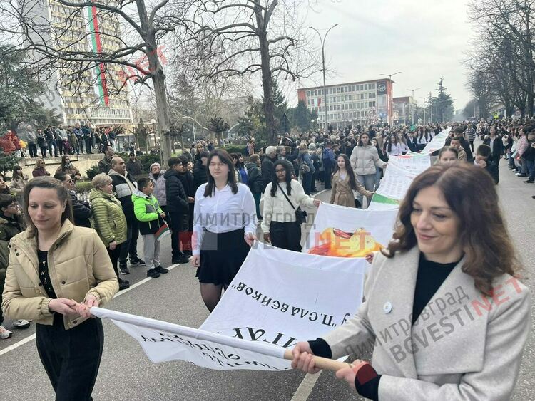 Димитровград отбеляза 148 години от Освобождението на България, разпъна най-голямото послание от 148 метра