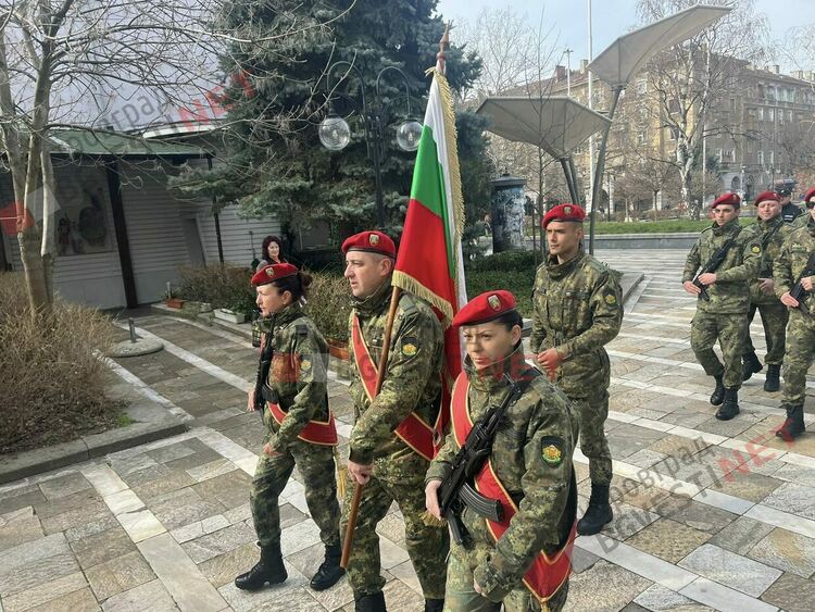 Димитровград отбеляза 148 години от Освобождението на България, разпъна най-голямото послание от 148 метра