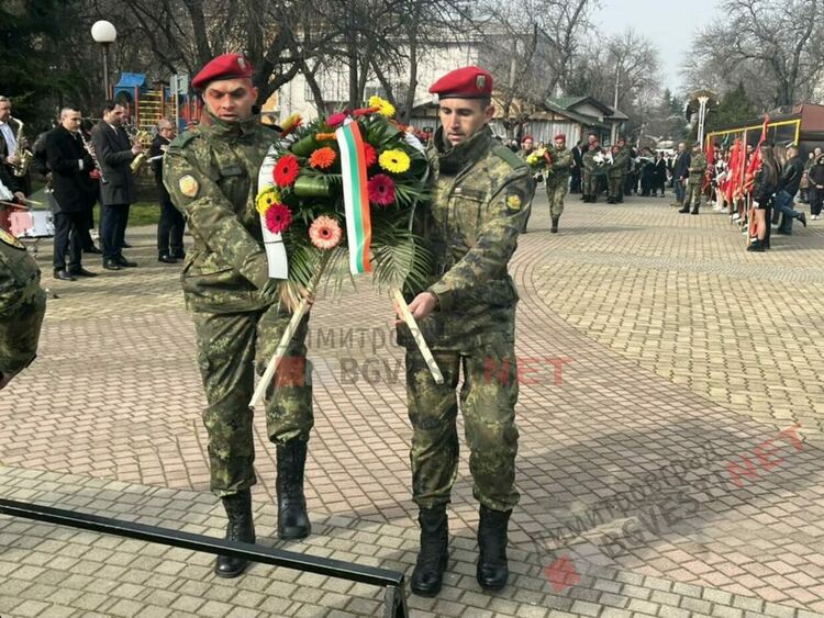 Димитровград отбеляза 148 години от Освобождението на България, разпъна най-голямото послание от 148 метра