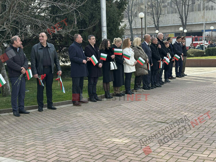 Димитровград отбеляза 148 години от Освобождението на България, разпъна най-голямото послание от 148 метра