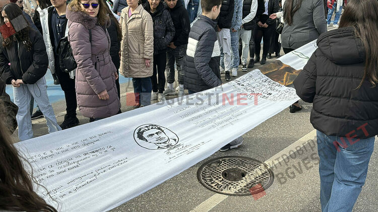 Димитровград отбеляза 148 години от Освобождението на България, разпъна най-голямото послание от 148 метра