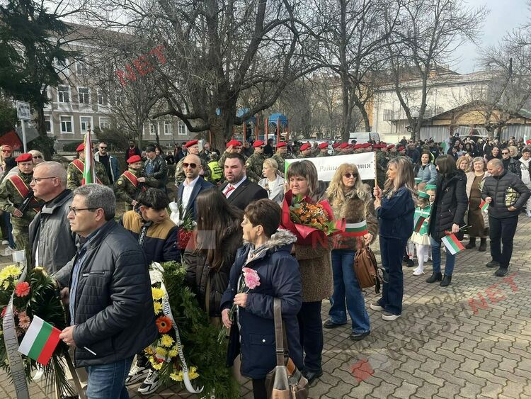 Димитровград отбеляза 148 години от Освобождението на България, разпъна най-голямото послание от 148 метра