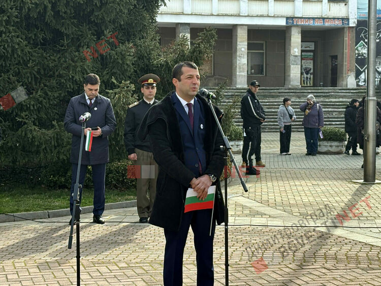 Димитровград отбеляза 148 години от Освобождението на България, разпъна най-голямото послание от 148 метра