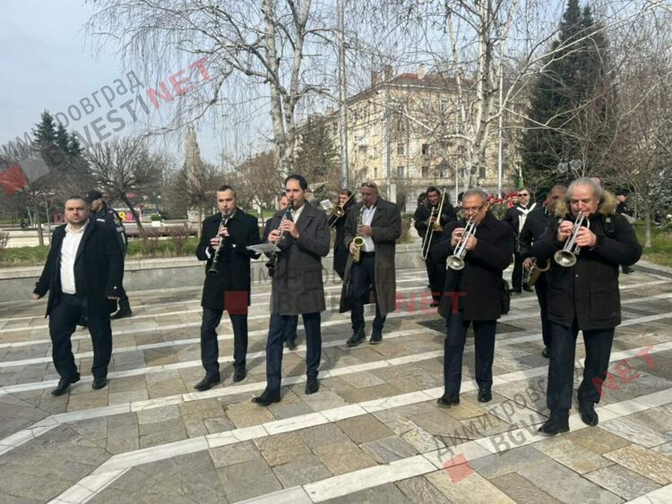 Димитровград отбеляза 148 години от Освобождението на България, разпъна най-голямото послание от 148 метра