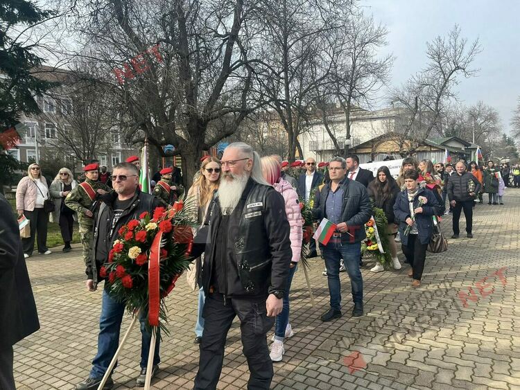 Димитровград отбеляза 148 години от Освобождението на България, разпъна най-голямото послание от 148 метра