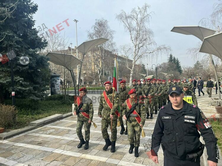 Димитровград отбеляза 148 години от Освобождението на България, разпъна най-голямото послание от 148 метра