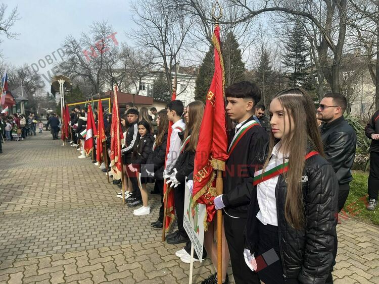 Димитровград отбеляза 148 години от Освобождението на България, разпъна най-голямото послание от 148 метра