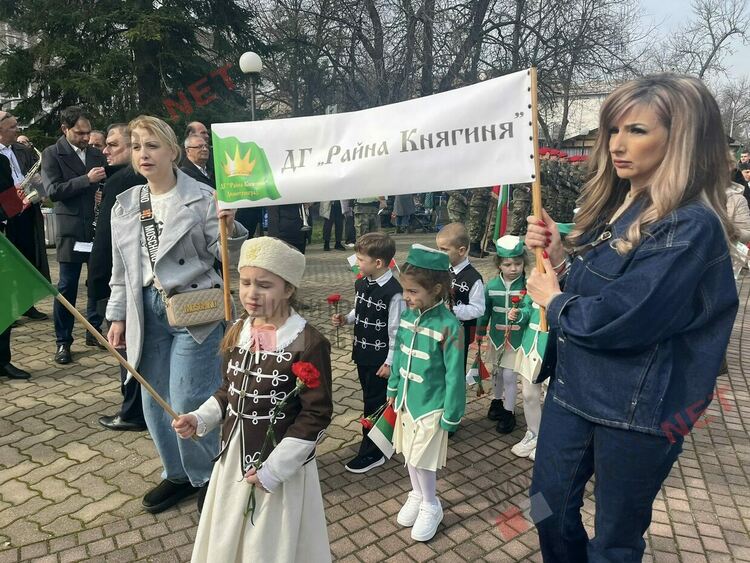 Димитровград отбеляза 148 години от Освобождението на България, разпъна най-голямото послание от 148 метра