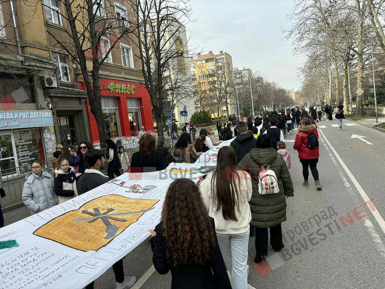 Димитровград отбеляза 148 години от Освобождението на България, разпъна най-голямото послание от 148 метра
