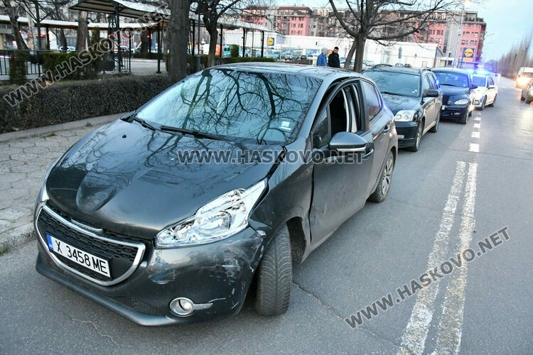 Млада водачка не спря на &bdquo;Стоп&ldquo; и предизвика лека катастрофа с три коли