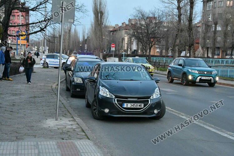 Млада водачка не спря на &bdquo;Стоп&ldquo; и предизвика лека катастрофа с три коли