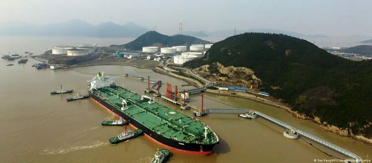 Китай е основният купувач на ирански суров нефт след налагането на санкции върху износа на петрол.