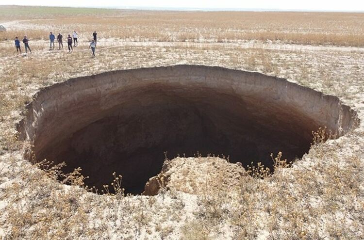 Земята се отваря в Турция: близо 700 гигантски пропадания поглъщат ниви