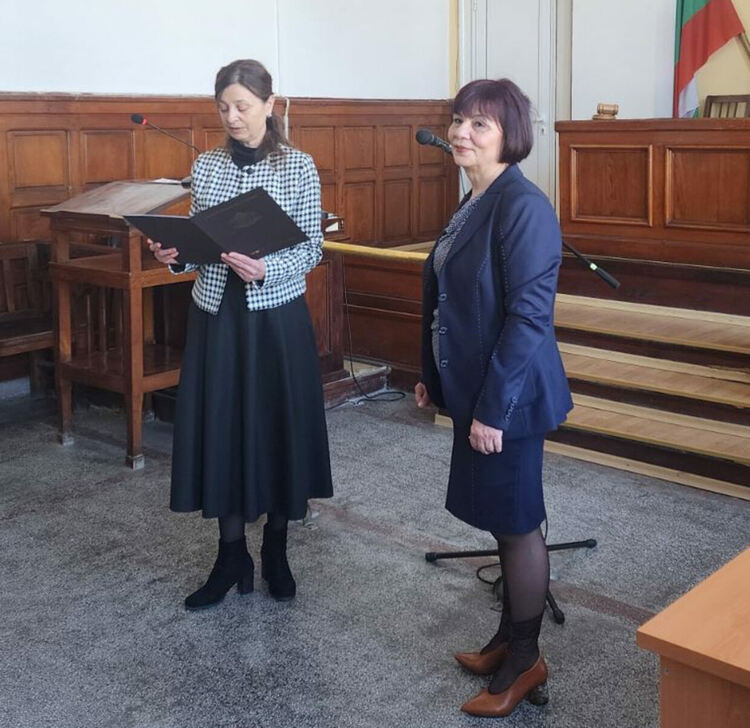 Връчиха почетен знак на съдия Минка Китова за пенсионирането ѝ