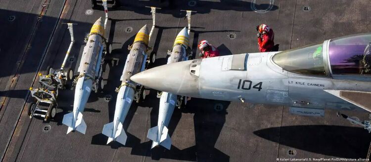 Американски войници въоръжават изтребител на палубата на USS Abraham Lincoln, за да атакуват цели в Иран