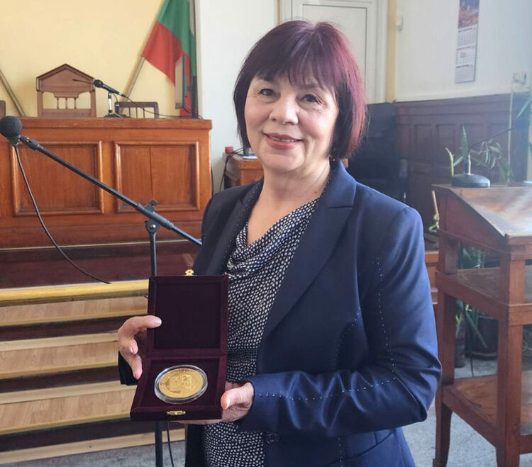 Връчиха почетен знак на съдия Минка Китова за пенсионирането ѝ