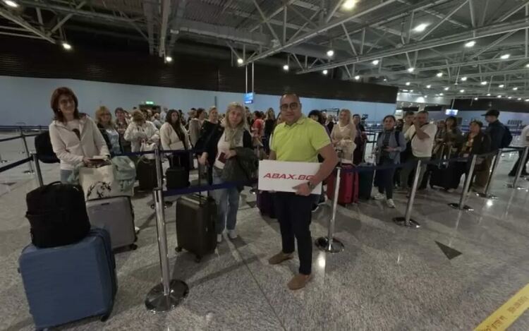 Групата на &bdquo;Абакс&ldquo; на летището в Дубай в очакване на полета.