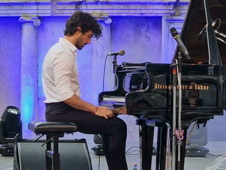 Виртуоз, свирил с Лейди Гага и Том Джоунс, идва в Хасково със спектакъла &bdquo;Валсът на розите&ldquo; на 8 март