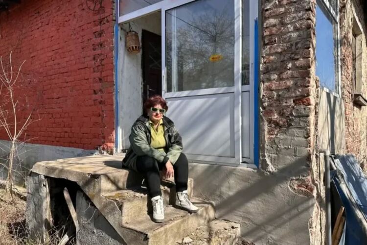 Елка Атанасова пред дома си, чиито основи са компрометирани от незаконния въгледобив под него, сн. &bdquo;Грийнпийс&ldquo;