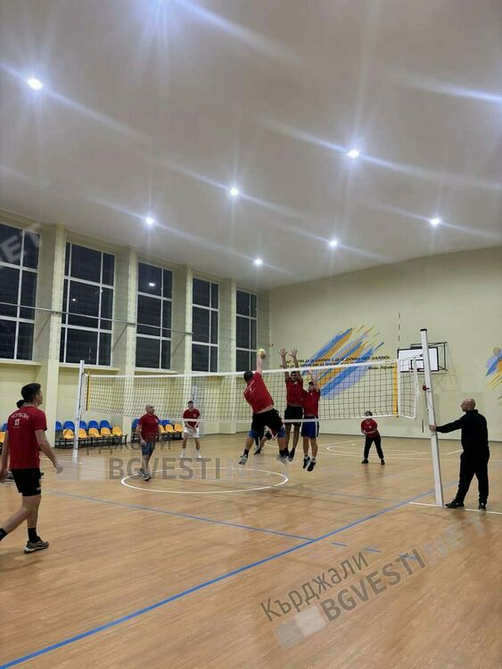 Децата от спортен клуб "Сънни Кидс"участваха в демонстративен волейболен мач с отбор на Пожарната,демонстрираха висок спортен дух