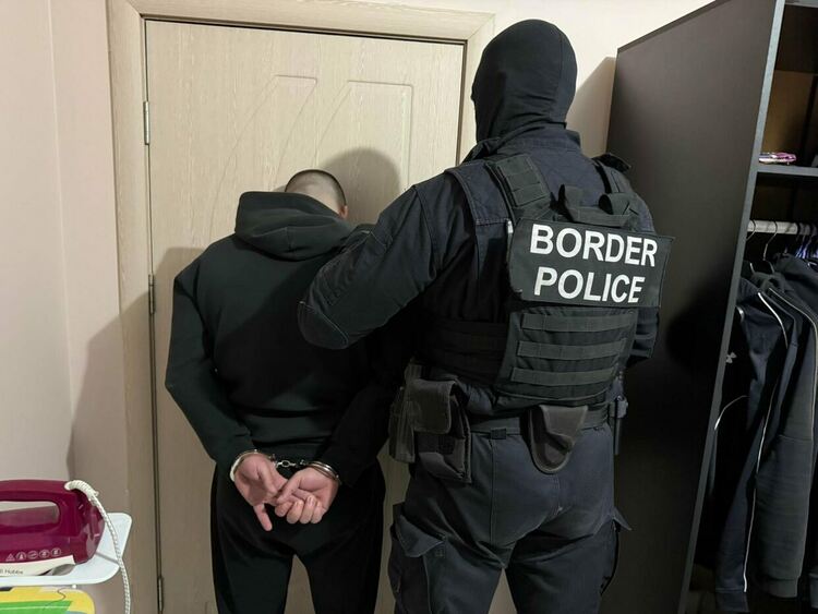 Деветима са задържани за трафик на мигранти край Свиленград, Любимец и Елхово