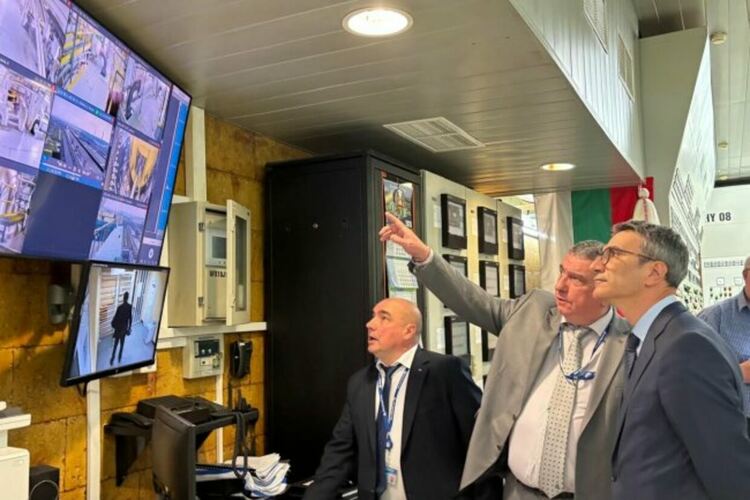 Шефът на ядрената централа Иван Андреев обяснява на Трайчо Трайков проблемите с VI блок, сн. Министерство на енергетиката