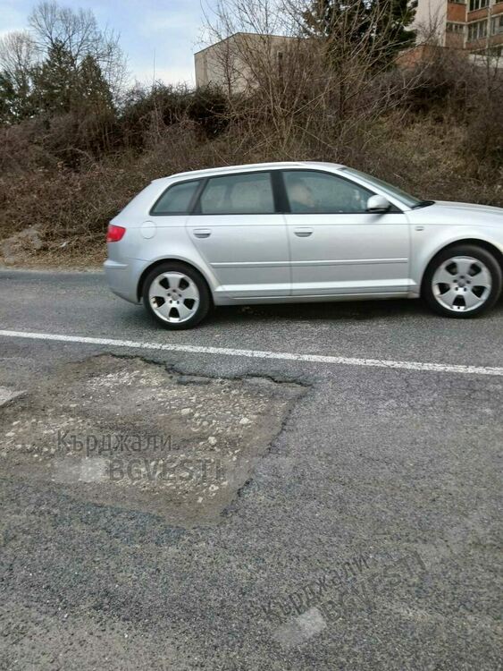  Пътят за Резбарци е надупчен като швейцарско сирене, необосновано се бави изкърпването му