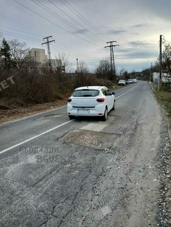  Пътят за Резбарци е надупчен като швейцарско сирене, необосновано се бави изкърпването му