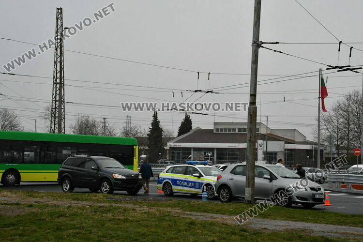 Две коли катастрофираха на детелината в &bdquo;Орфей&ldquo; заради неспиране на знак &bdquo;Стоп&ldquo;