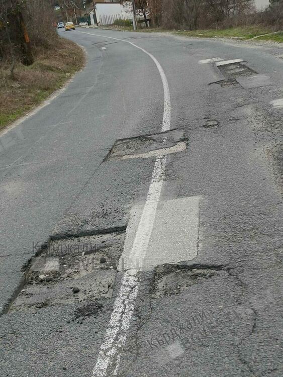  Пътят за Резбарци е надупчен като швейцарско сирене, необосновано се бави изкърпването му