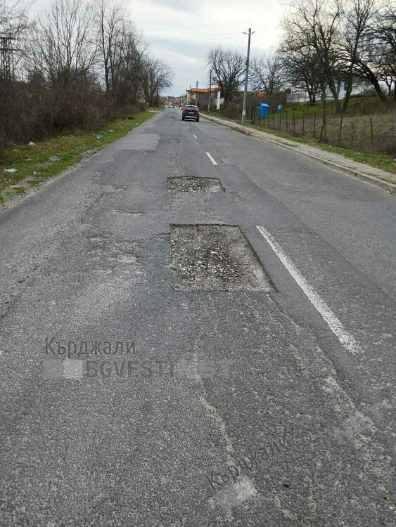  Пътят за Резбарци е надупчен като швейцарско сирене, необосновано се бави изкърпването му