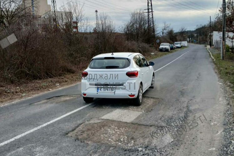  Пътят за Резбарци е надупчен като швейцарско сирене, необосновано се бави изкърпването му